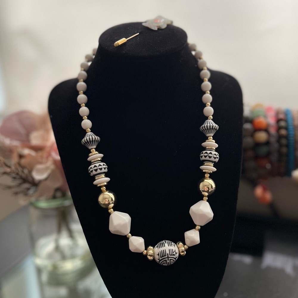 Vintage Chunky Beaded Necklace – Black, White & Gold Beads